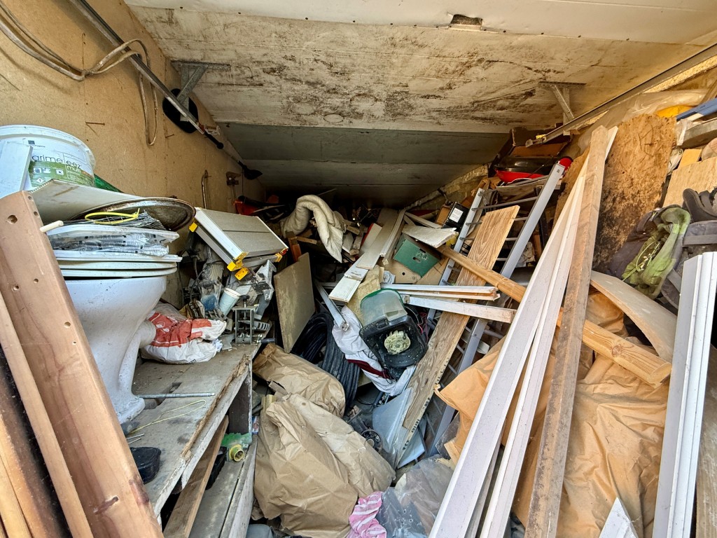 Lot: 41 - LARGE HOUSE AND FIVE GARAGES WITH POTENTIAL - Garage one